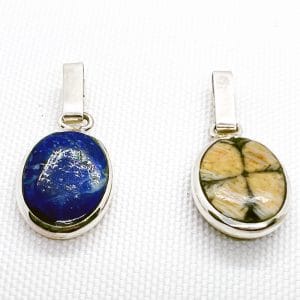Aros colgante reversible simple en lapislázuli y piedra cruz