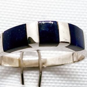 Anillo cajón chico proyección ovalada tres piedras lapislázuli