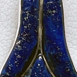 Colgante copihue 2,8 x 1,2 cms en lapislázuli